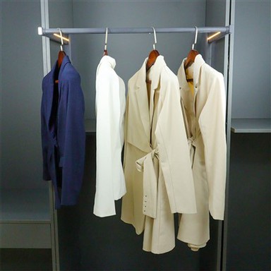 Sistema de haste suspensa para levantamento de guarda-roupa